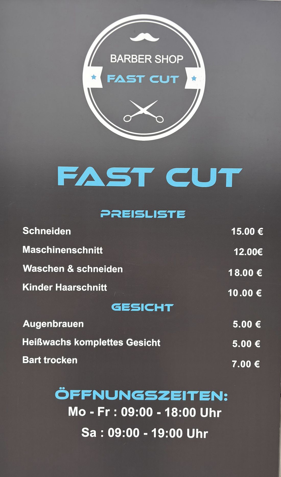 Der Preisaushang am Laden: Logo, Preisliste, Gesicht und Öffnungszeiten in Weiß und Hellblau auf Anthrazit